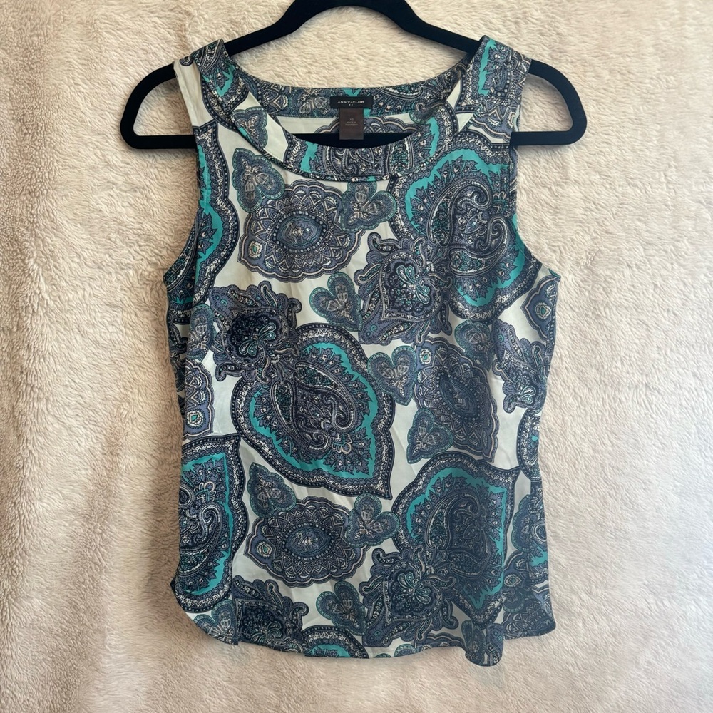 Ann Taylor paisley blue sleeveless blouse. XS